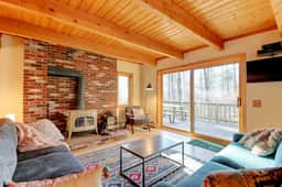 Cozy Mt. Home Tucked Away yet Close to Everything! - Image 2