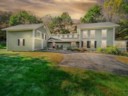 Fowler Farmhouse | Downtown | Beach | Hot tub +Bar - Image 5