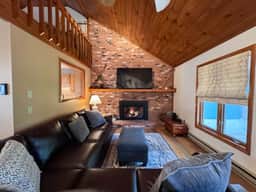 Stonehurst Hideaway | Prime Location + Pool Table - Image 3