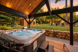 Scenic Lodge | Hot tub, Firepit, Modern, Quiet - Image 3