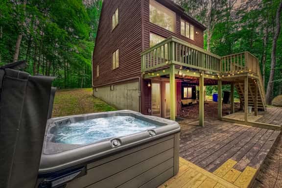 Cozy Mt. Home Tucked Away yet Close to Everything! - Image 1