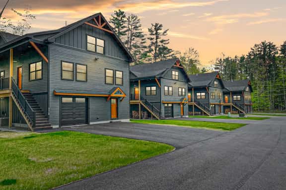 New Luxe 4BR/3BA Home in the Heart of the Valley! - Image 1