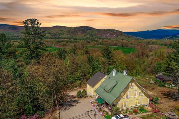 North Conway Getaway | Hot Tub, Pool & Sleeps 25! - Image 1
