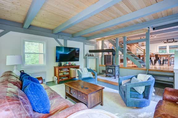 Spacious, Hot Tub, Game Room & Private Brook - Image 1
