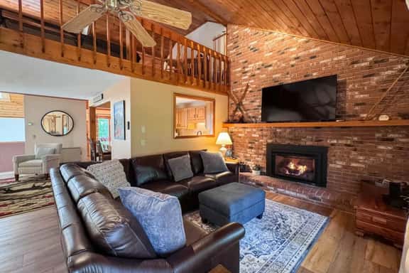 Stonehurst Hideaway | Prime Location + Pool Table - Image 1