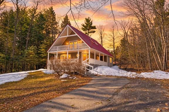 The West Nest | Private, Hot Tub, Central, 4 Bdrm - Image 1