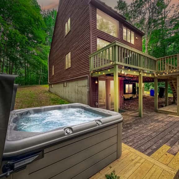Cozy Mt. Home Tucked Away yet Close to Everything! - Image 1
