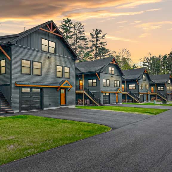New Luxe 4BR/3BA Home in the Heart of the Valley! - Image 1