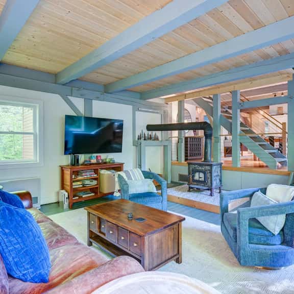 Spacious, Hot Tub, Game Room & Private Brook - Image 1