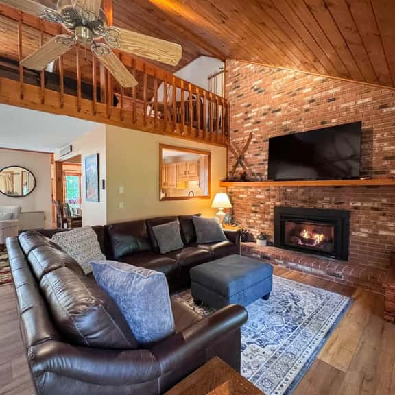 Stonehurst Hideaway | Prime Location + Pool Table - Image 1