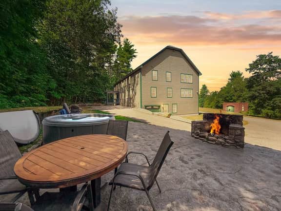 92 Locust Lane | 16 BDRMS, Sleeps 34, Pool, HotTub - Image 5