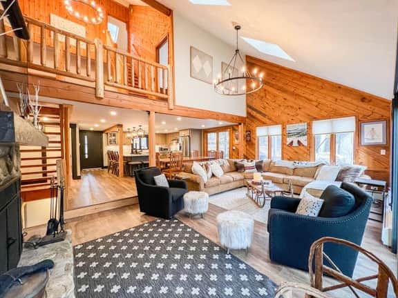 Expansive 3800 ft.² Home | Private Gym & Hot Tub! - Image 4
