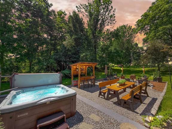 Fowler Farmhouse | Downtown | Beach | Hot tub +Bar - Image 3