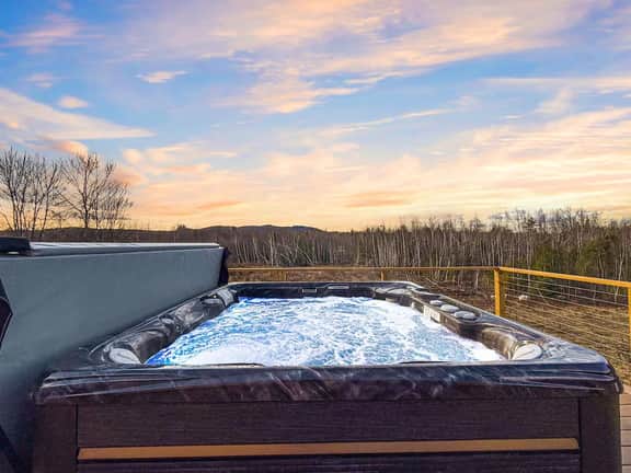 Peaks & Pines | 5 Min to Ski Resort, HotTub, Views - Image 4