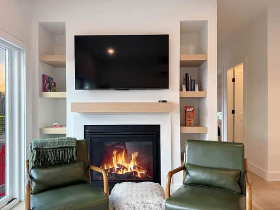 Peaks & Pines | 5 Min to Ski Resort, HotTub, Views - Image 3