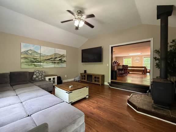 Pine Acres | 5 Bedroom, Hot Tub, Sauna, 2.5 Acres - Image 2