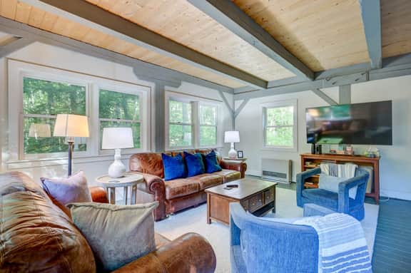 Spacious, Hot Tub, Game Room & Private Brook - Image 4
