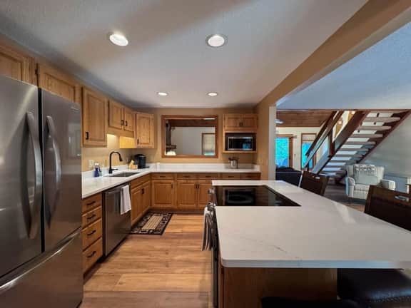 Stonehurst Hideaway | Prime Location + Pool Table - Image 2