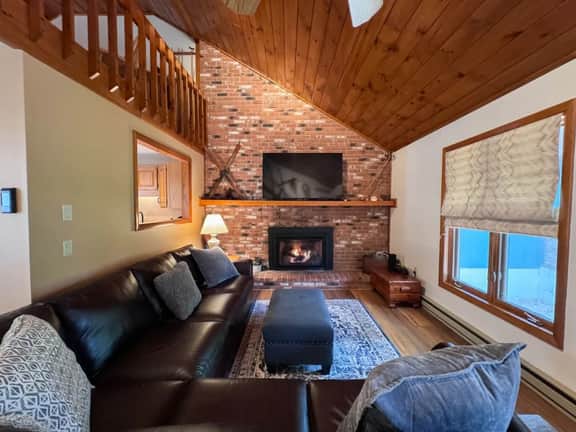 Stonehurst Hideaway | Prime Location + Pool Table - Image 3