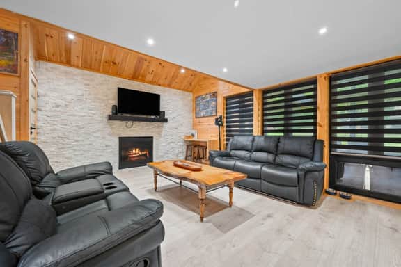 Scenic Lodge | Hot tub, Firepit, Modern, Quiet - Image 5